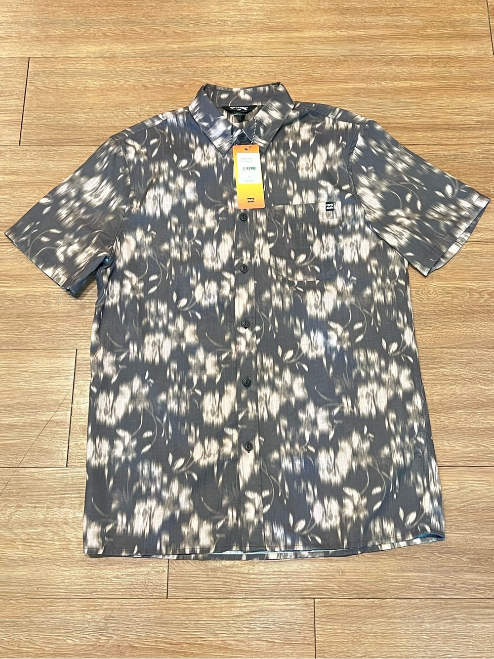 Billabong Men's Gray and White Short Sleeve Button-Up Shirt